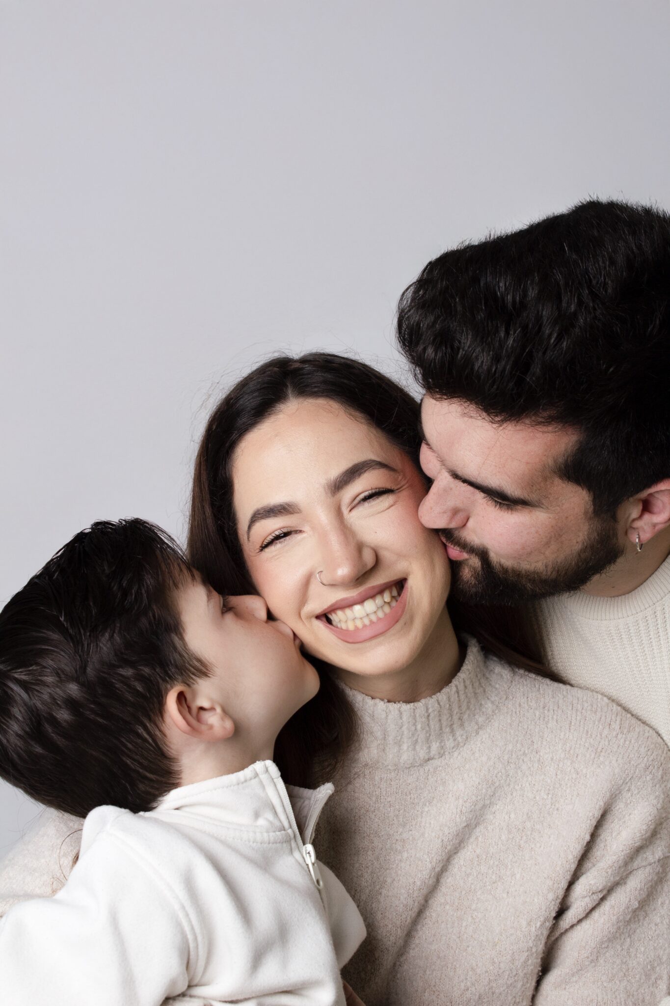 familia besando a mamá