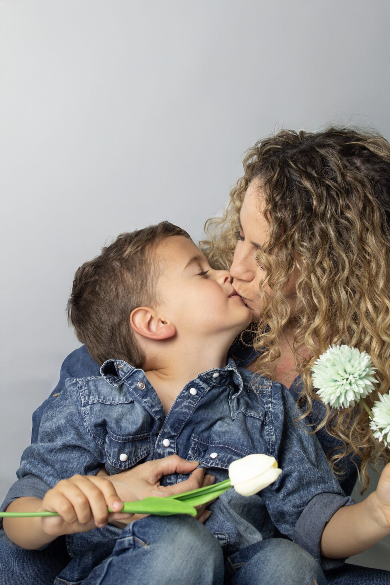 madre e hijo beso