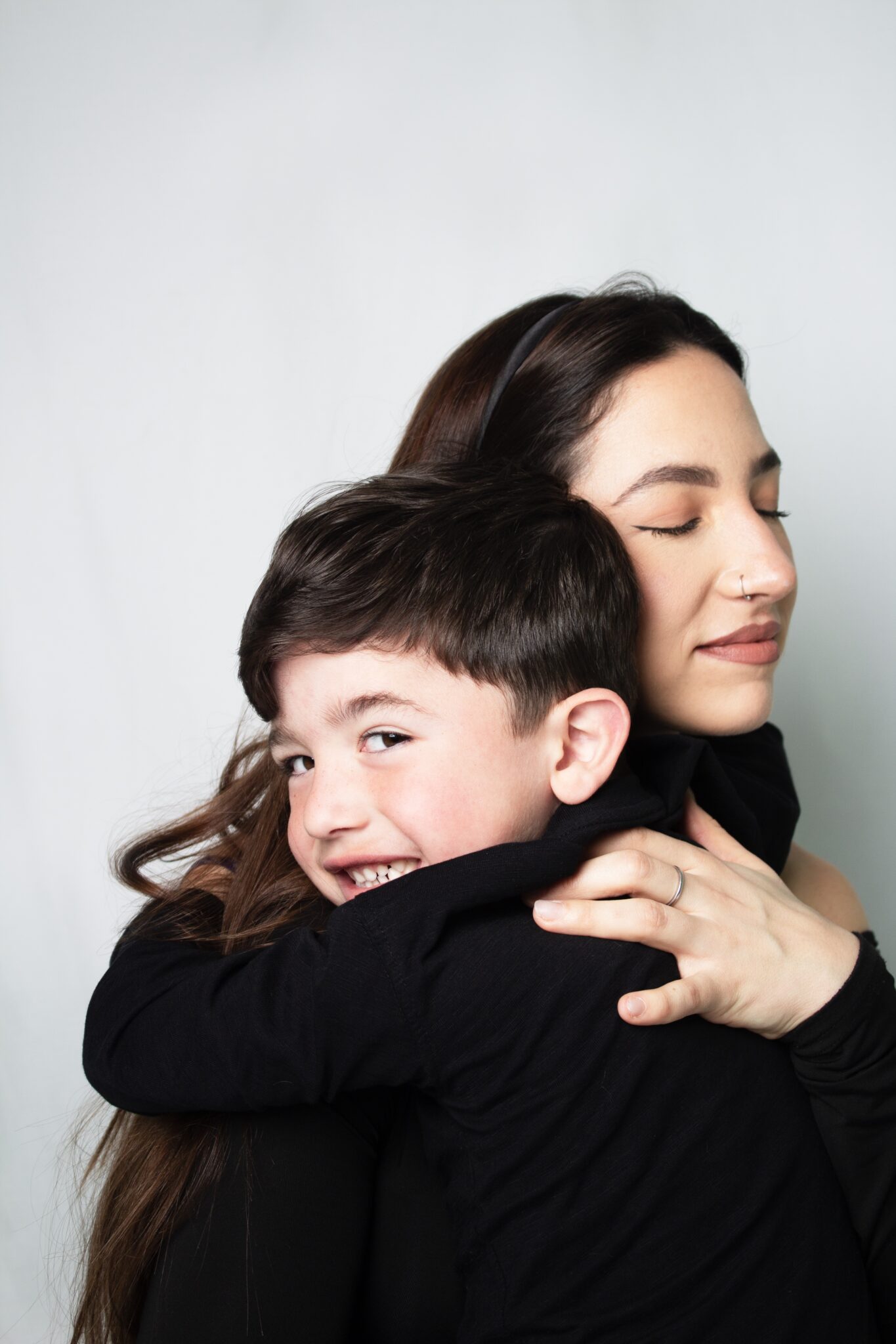 madre e hijo abrazados