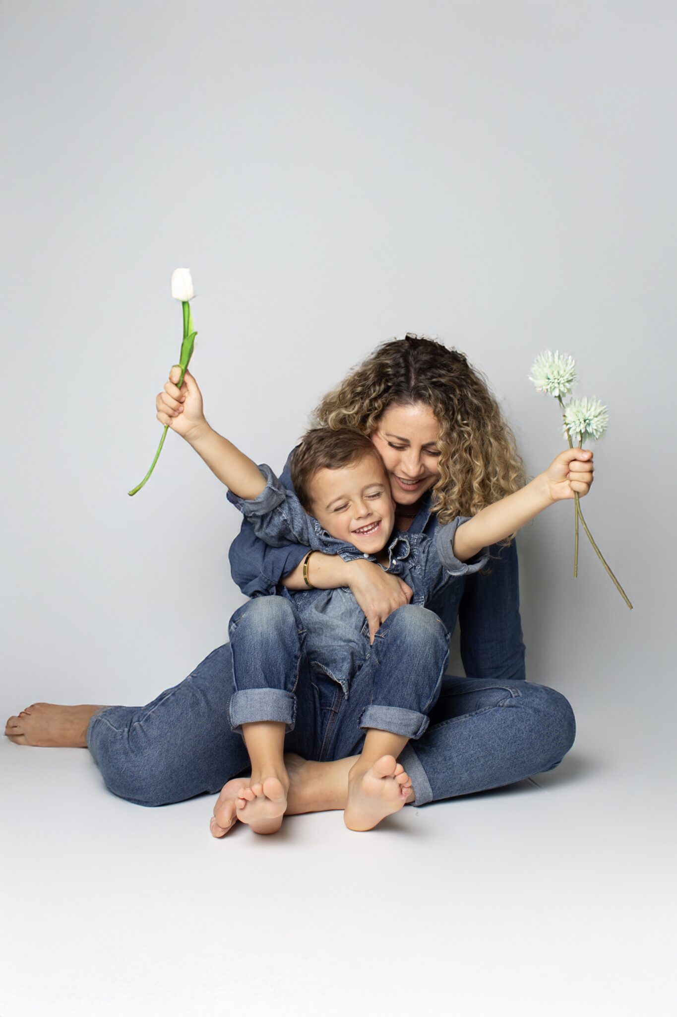 madre e hijo con flores
