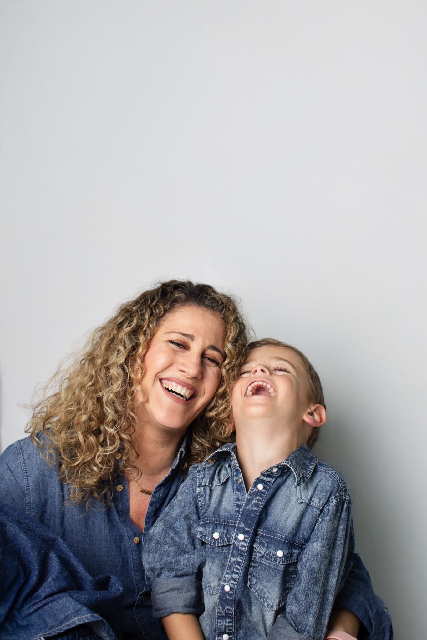 madre e hijo riendo